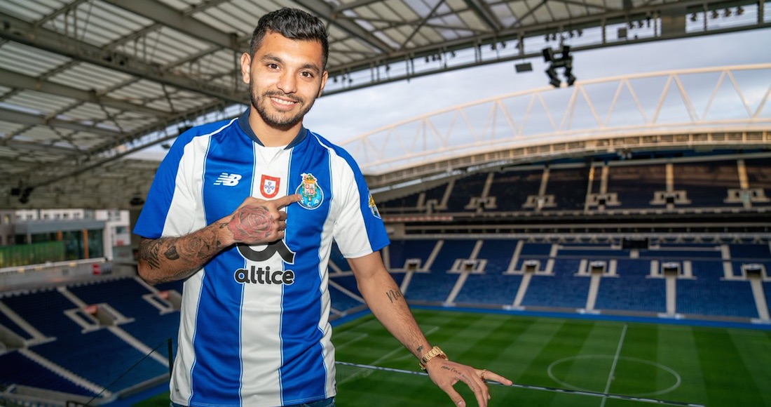 Tecatito Corona vivió su primera aventura en Europa con el Twente holandés, que ganó 11.65 mdd cuando lo vendió al Porto.