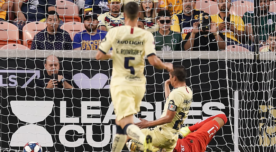 Paul Aguilar la hizo de delantero y metió gol en su portería. (Imago7)