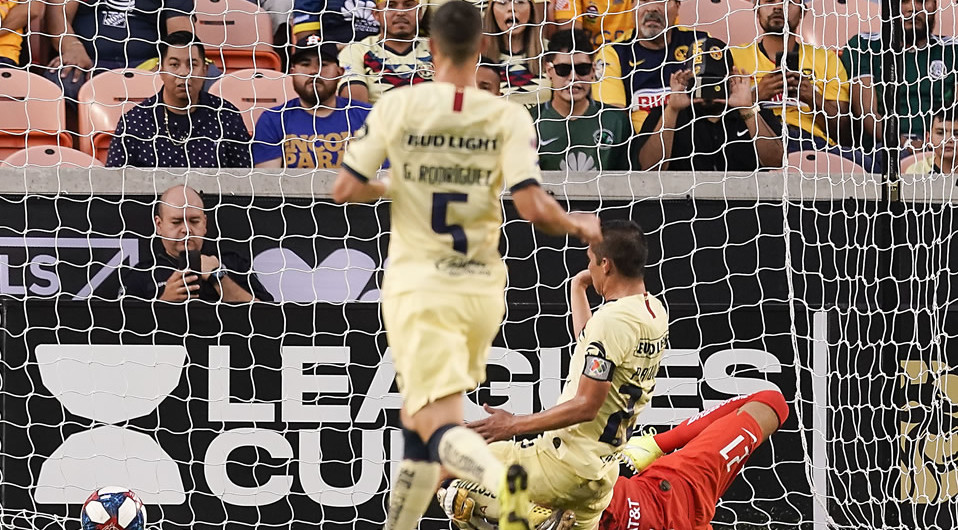 Paul Aguilar la hizo de delantero y metió gol en su portería. (Imago7)