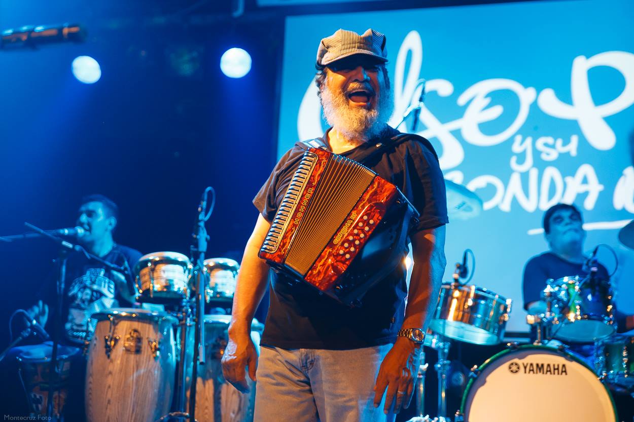 Celso Piña aprendió a tocar el acordeón de forma lírica, nunca estudió música.
