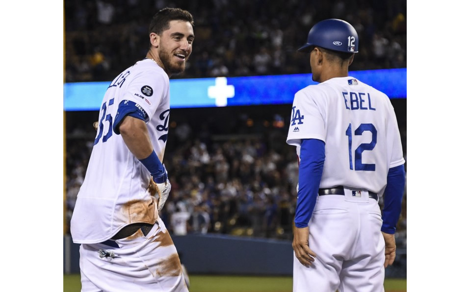 A Cody Bellinger se le baja el pantalón... y Kershaw hace historia