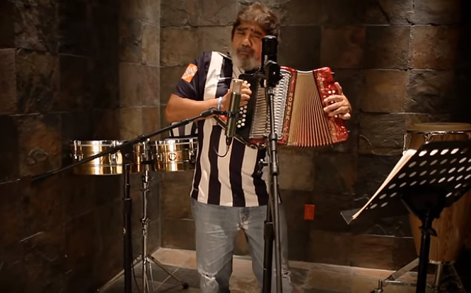 Con la camiseta bien puesta de La Pandilla. (youtube)