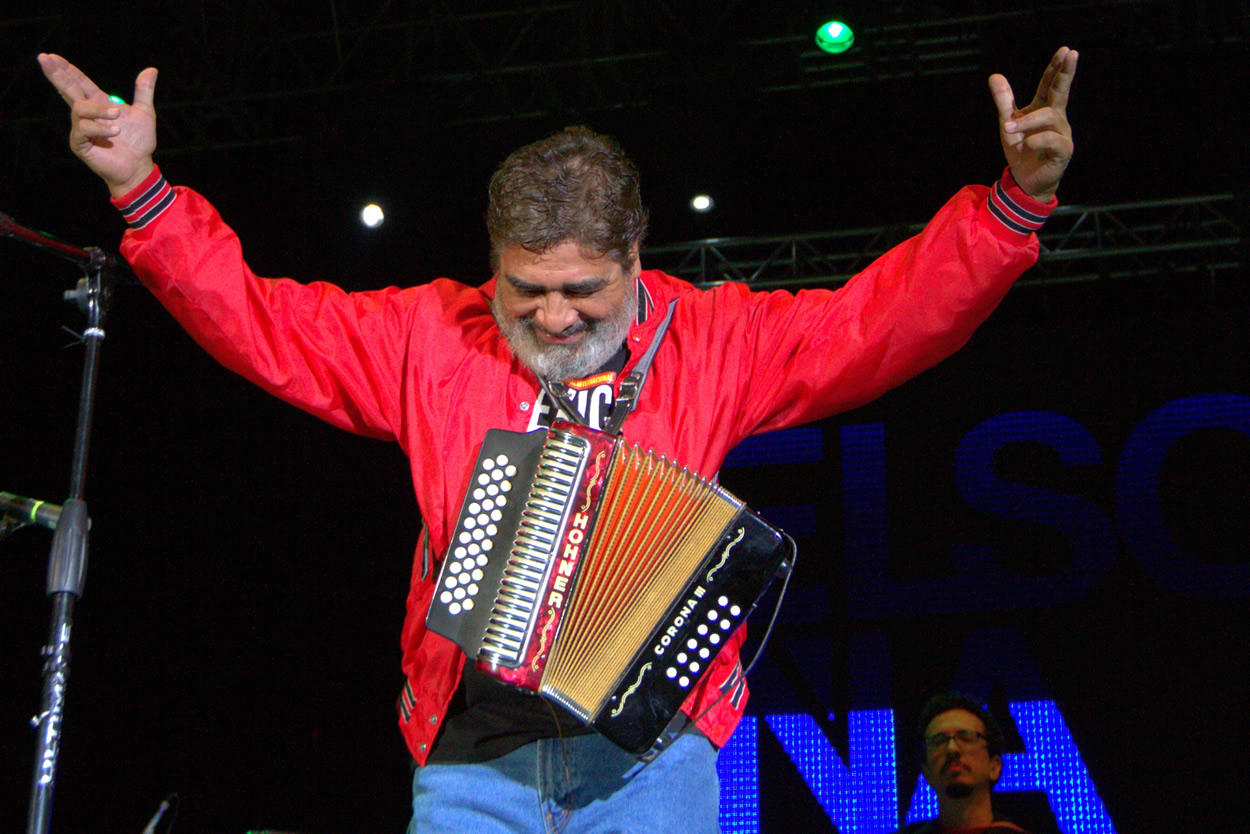 Es uno de los pioneros en las mezclas de géneros musicales radicales.