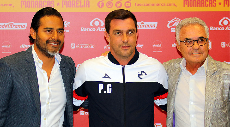Guede fue presentado por Álvaro Dávila y Héctor Lara, presidente y vicepresidente de Monarcas. (Foto: Imago7)