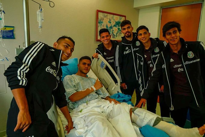 Varios jugadores acompañaron al Tata en su visita.  (Foto: @miseleccionmx)