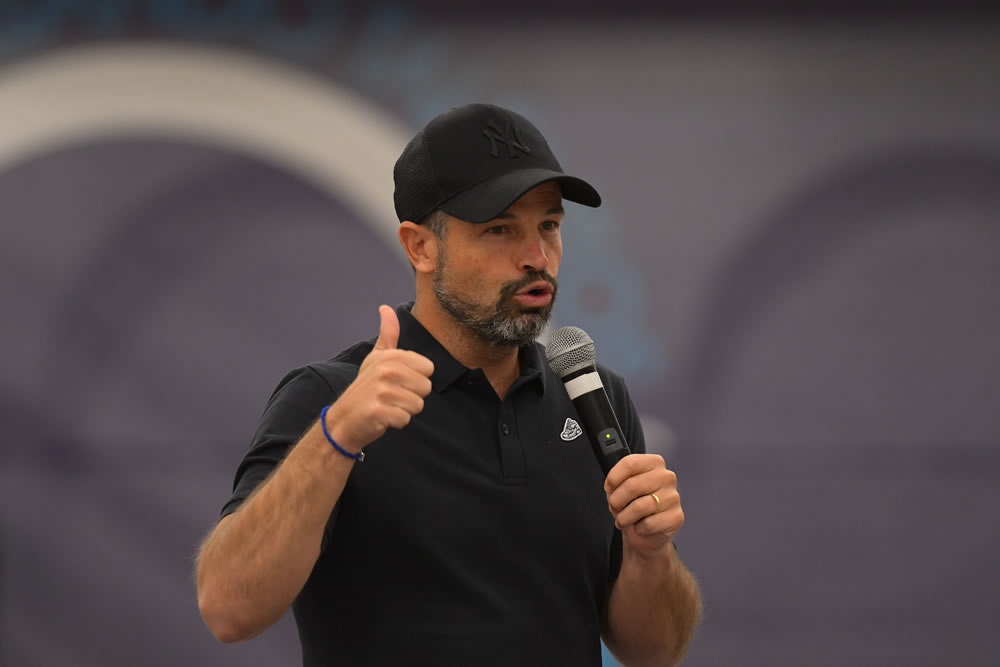 Rafael Puente Jr.: Para aprovechar su “desempleo” como técnico, Rafa Puente se fue a Europa para seguir y platicar con diversos entrenadores de elite.