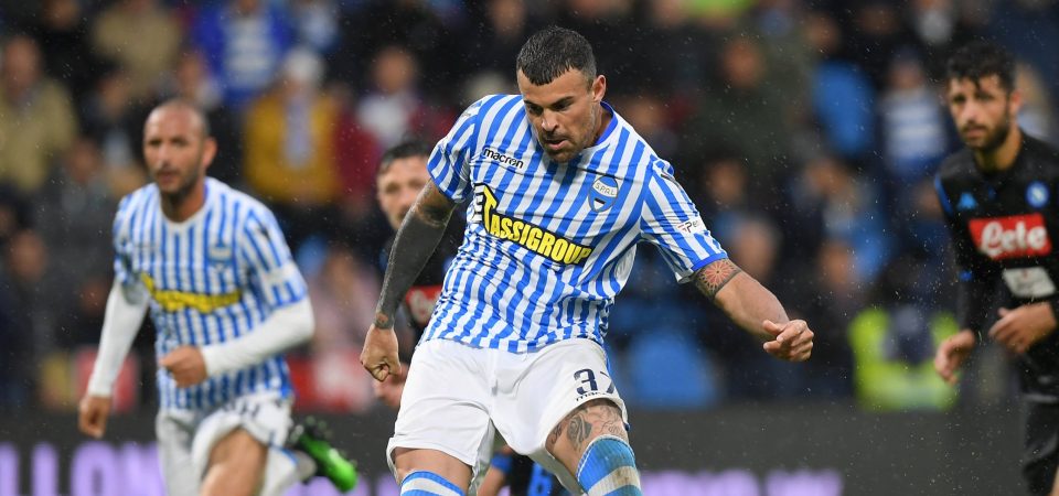 Andrea Petagna es un fornido delantero que basa su futbol en la fuerza física y su gran altura.