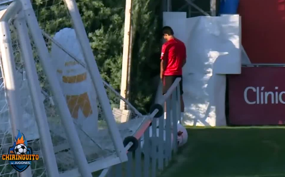 Joao Félix "tirando el miedo" porque no llegó al baño. (Chiringuito TV)