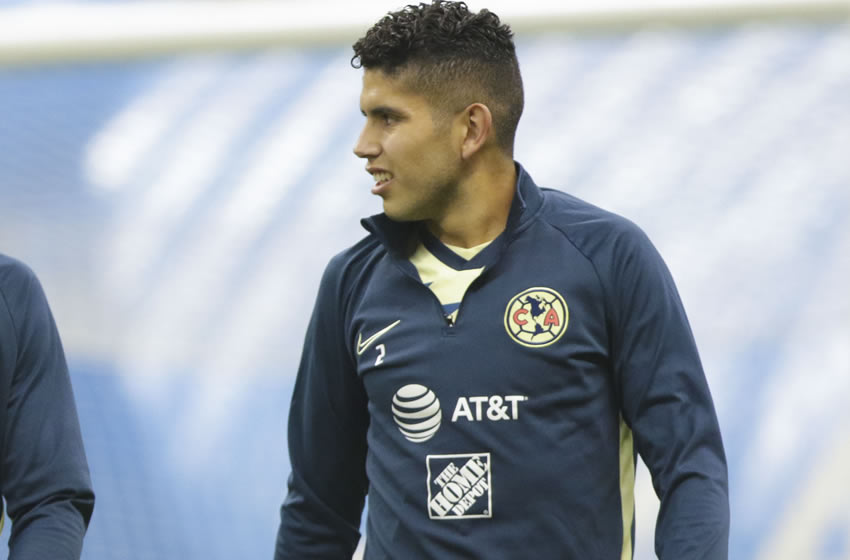 Carlos Vargas no se amilana ante las decisiones de Miguel Herrera. Imago7