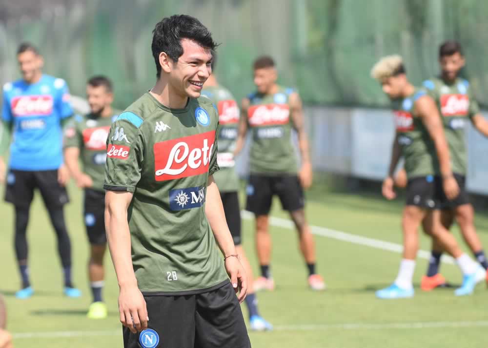Chucky portando sus nuevos colores y conviviendo con el equipo.