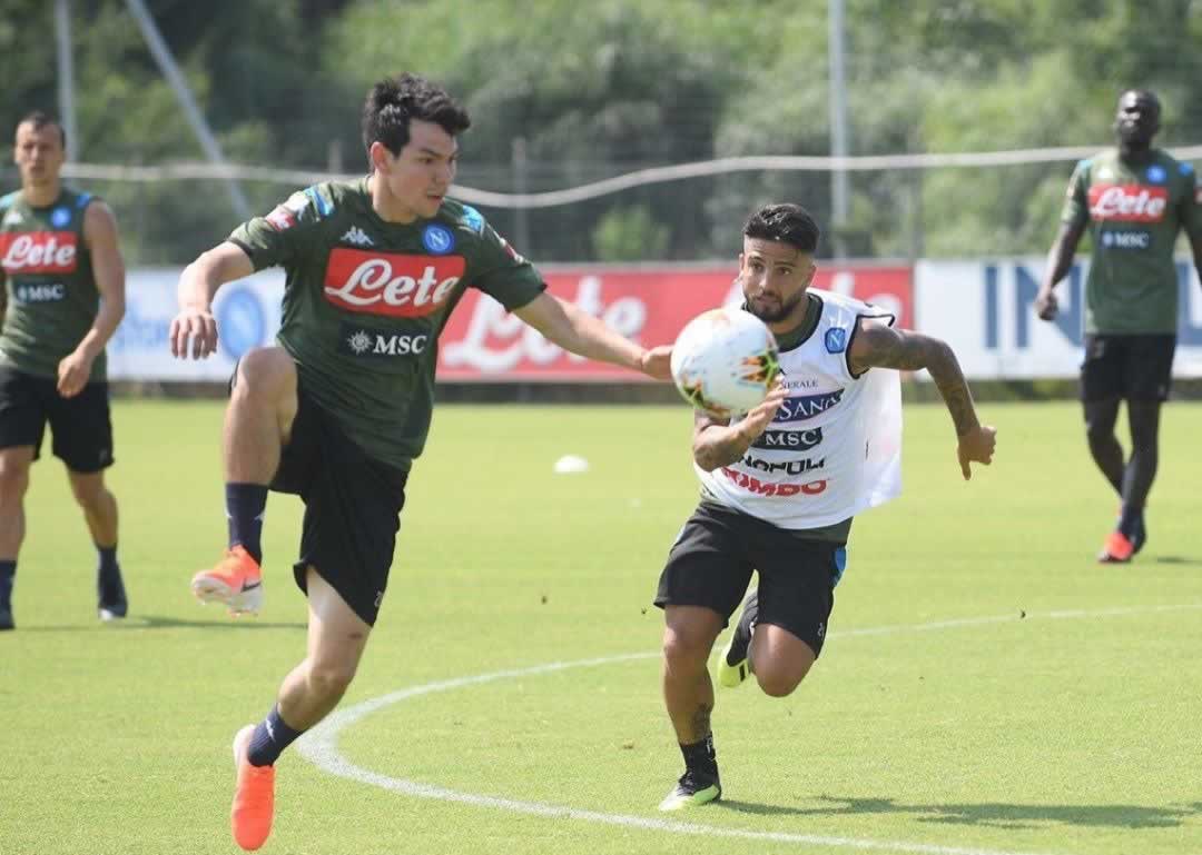 Chucky portando sus nuevos colores y conviviendo con el equipo.