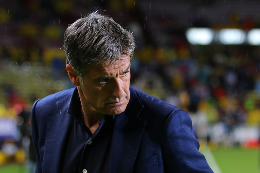 Míchel no encuentra la forma de estabilizar a su club. (Fotos: Mexsport e Imago 7)