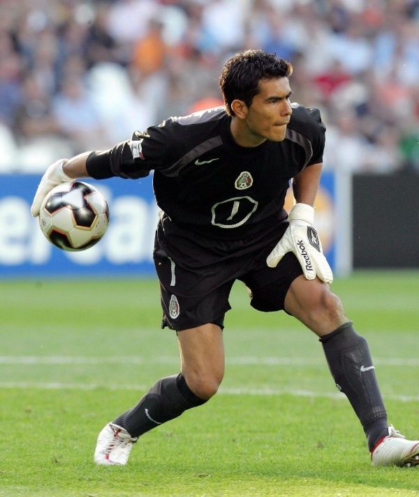Oswaldo Sánchez. Con Atlas, América, Guadalajara, Santos y México siempre demostró que tenía todo para irse a brillar a Europa.