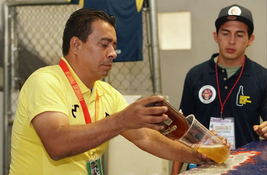 Agentes vigilaron cada vaso de cerveza que sirvieron. (Foto: Morelia)