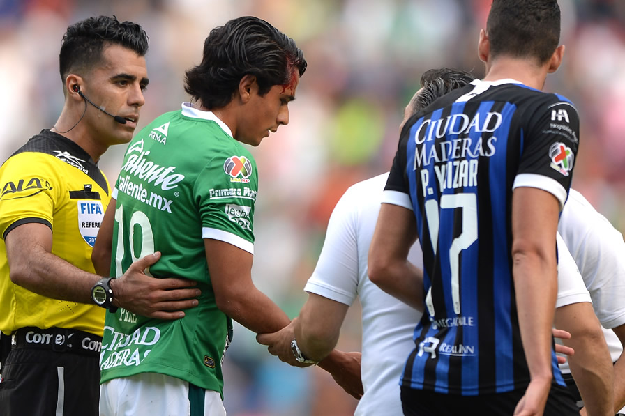 Díaz recibió el impacto tras el gol de Montes. (Foto: Mexsport)