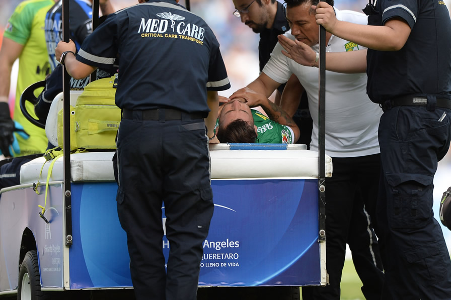 Jean Meneses salió lesionado. (Fotos: Imago 7 y Mexsport)