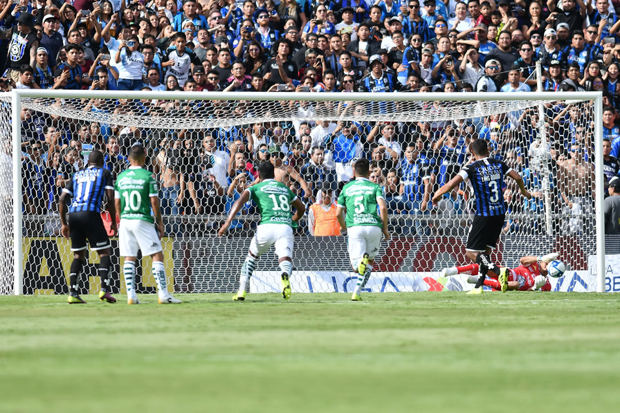 Luis Romo falló un penal que pudo cambiar el juego. (Fotos: Imago 7 y Mexsport)