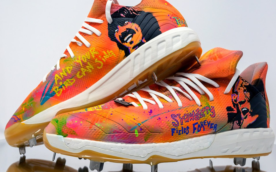 Adam Cimber, de los Indians de Cleveland, hizo un homenaje a la banda británica The Beatles con sus spikes del Players' Weekend.