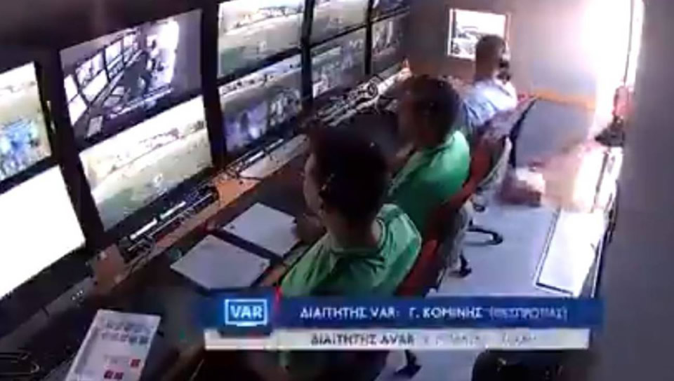 El Asistente de Video se estrenaba en la Liga de Grecia y los árbitros recibieron una inesperada visita en el camión de operaciones.