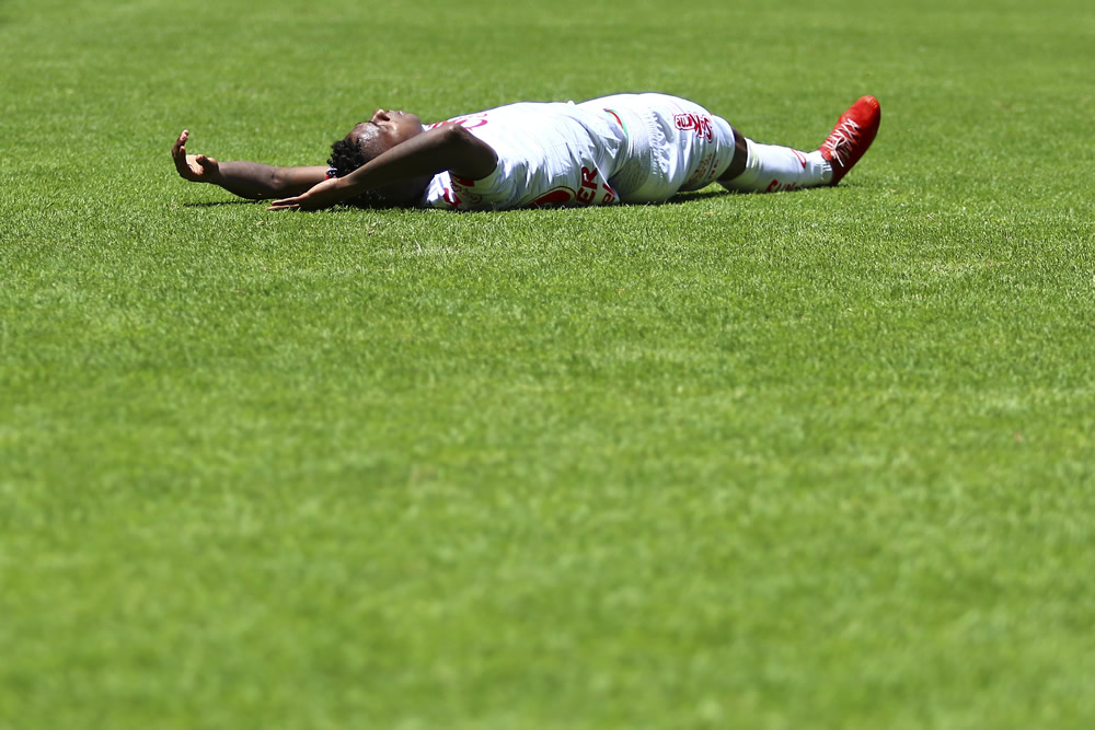 Bolaños quedó tendido en el campo (FOTO: Imago7)