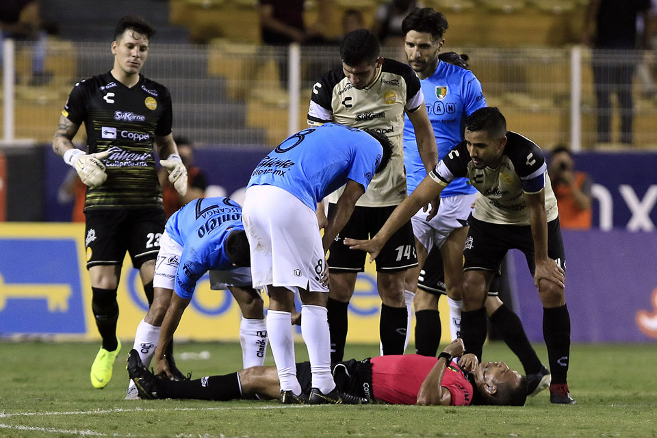 Se desploma árbitro en el Dorados vs Venados: VIDEO