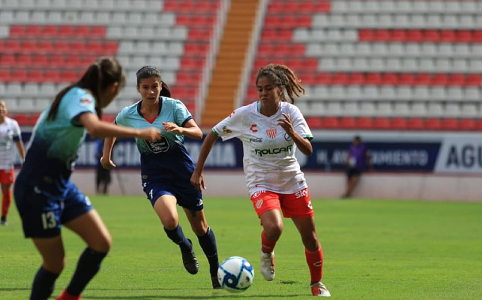 Durante las acciones del partido. (NecaxaFemenil)
