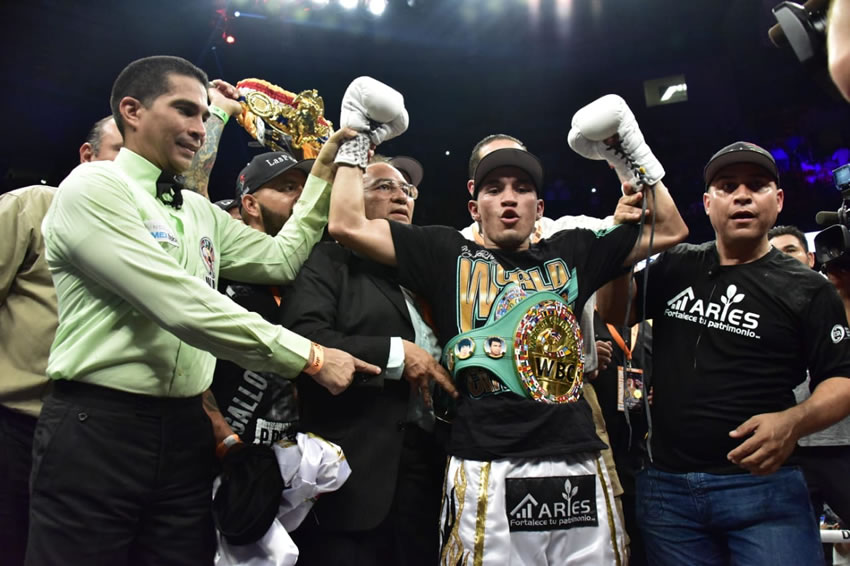 Estrada mejoró su récord profesional a 40-3, 27 por la vía del nocaut. (Foto: CMB)