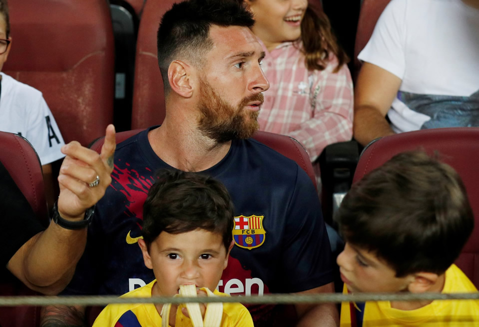 Mateo y Messi se robaron las miradas en Barcelona (FOTO: Twitter )