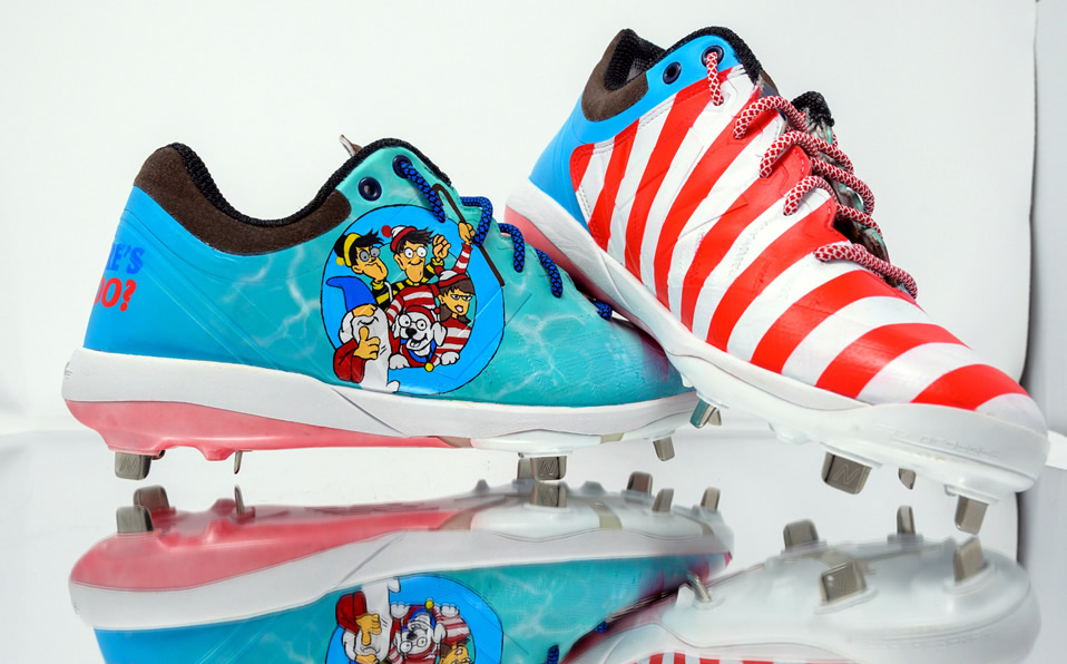 Mike Freeman, de los Indians de Cleveland, utilizó unos spikes especiales de Where's Wally?