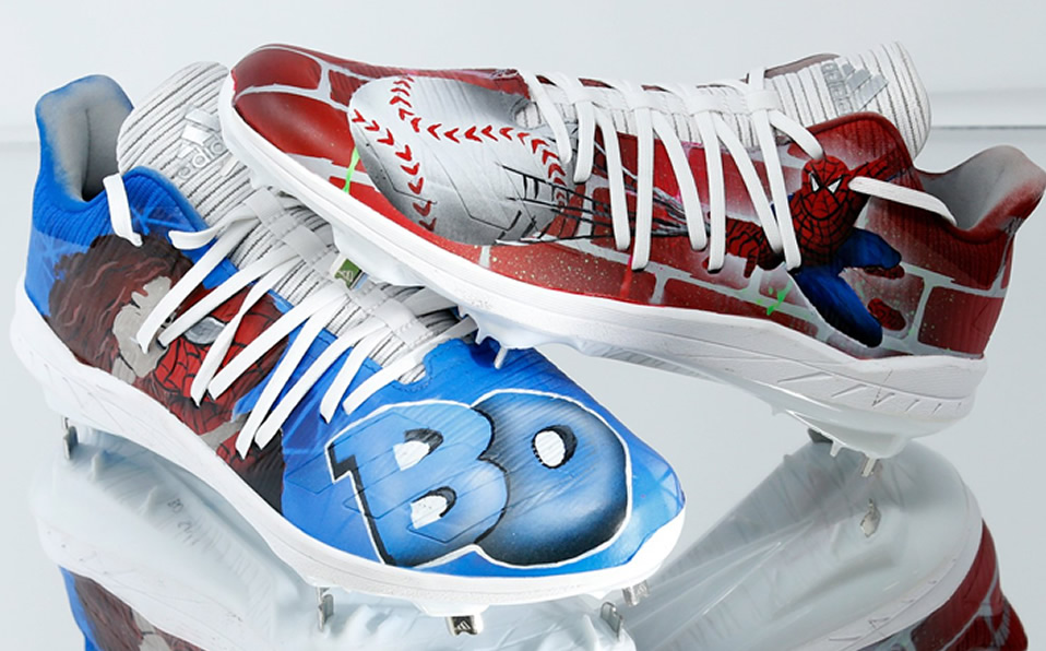 El novato de los Blue Jays e hijo de la leyenda, Bo Bichette, estrenó este par de spikes alegóricos a Spider-Man.
