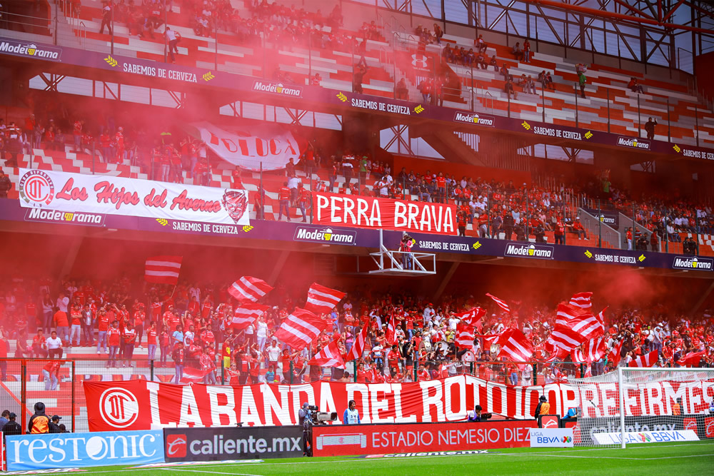La Perra Brava y la Banda del Rojo alentaron en todo momento (FOTO: Imago7)
