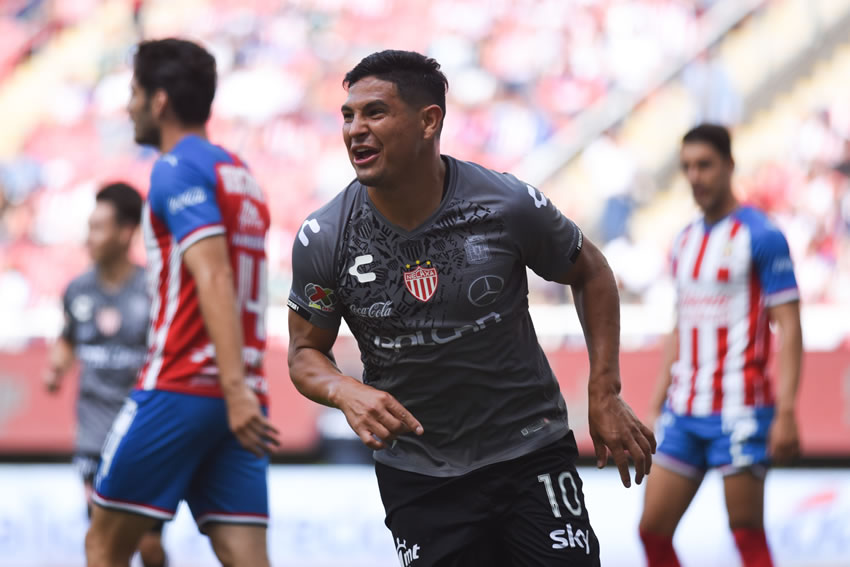 Ríspido duelo con varios lesionados hubo en el Chivas vs Necaxa. (Foto: Imago7)