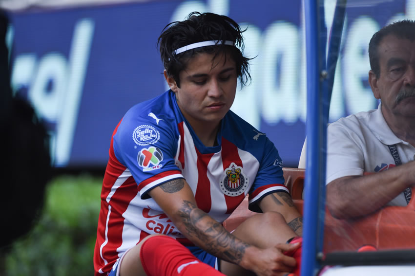 Ríspido duelo con varios lesionados hubo en el Chivas vs Necaxa. (Foto: Imago7)