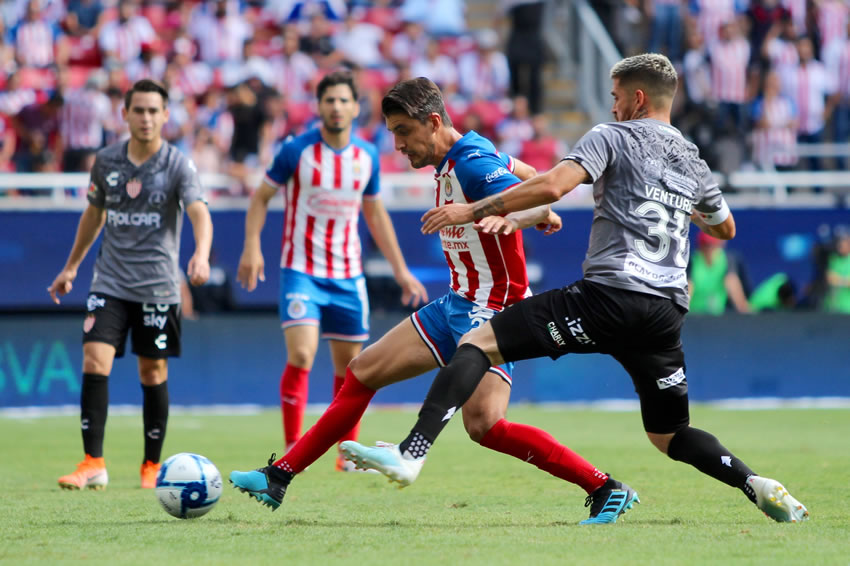 Ríspido duelo con varios lesionados hubo en el Chivas vs Necaxa. (Foto: Imago7)