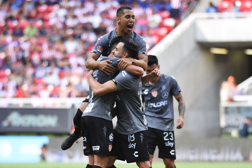 Ríspido duelo con varios lesionados hubo en el Chivas vs Necaxa. (Foto: Imago7)