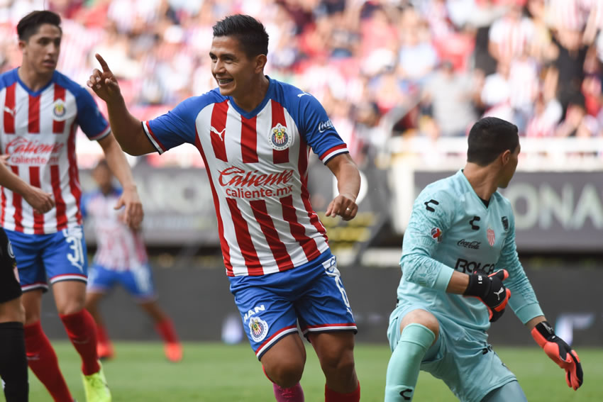 Ríspido duelo con varios lesionados hubo en el Chivas vs Necaxa. (Foto: Imago7)