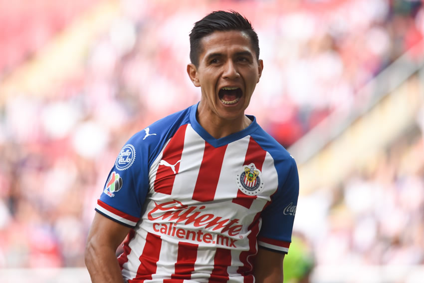 Ríspido duelo con varios lesionados hubo en el Chivas vs Necaxa. (Foto: Imago7)