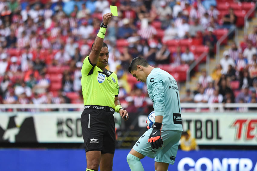Ríspido duelo con varios lesionados hubo en el Chivas vs Necaxa. (Foto: Imago7)