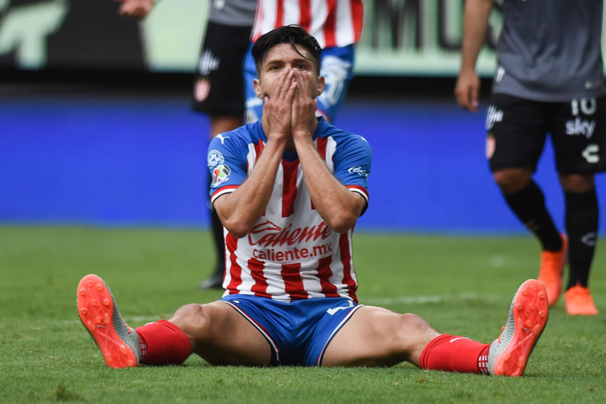 Ríspido duelo con varios lesionados hubo en el Chivas vs Necaxa. (Foto: Imago7)