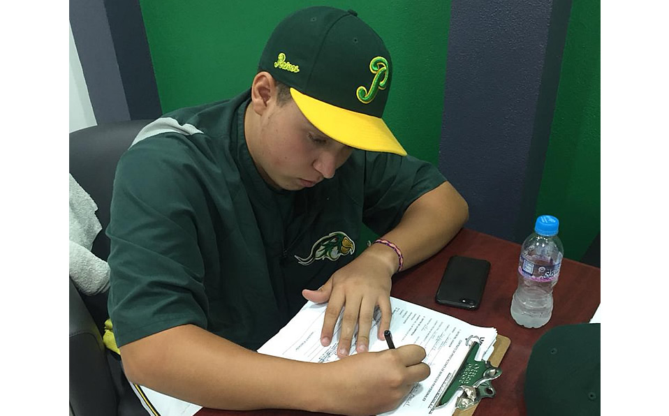 Pericos de Puebla firma a hijo de Carlos 'La Chispa' Gastelum