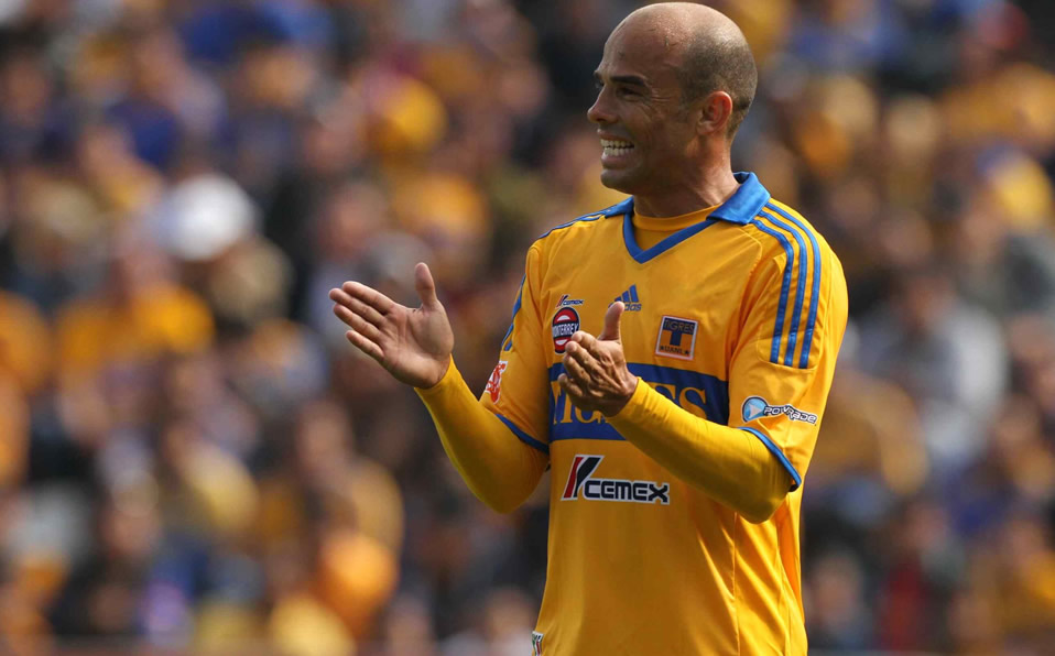 Carlos Ochoa: Fue jugador de Tigres en 2001-2002, se fue al Osasuna, no dio una y volvió a la U en 2003.