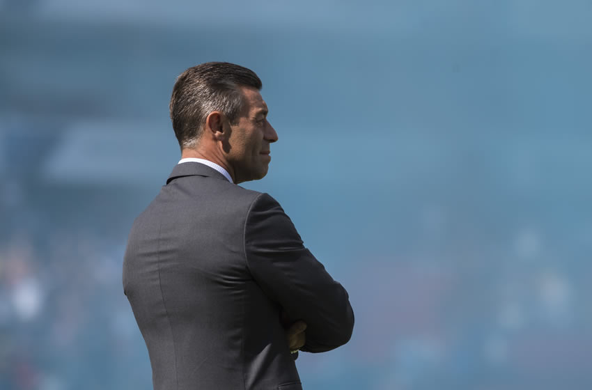 Caixinha le hace el llamado de apoyo a la afición cementera. Imago7