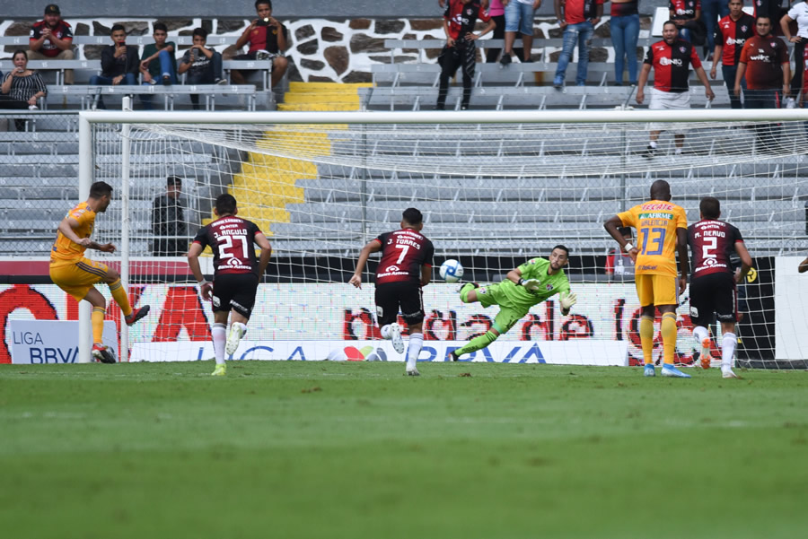 Camilo Vargas detuvo el penal cobrado por Gignac. (foto: Imago 7)