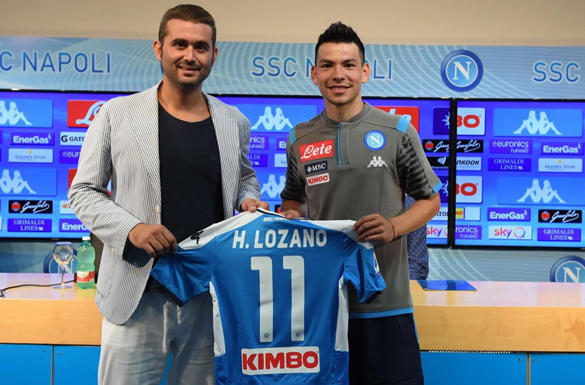 El Chucky Lozano presumiendo la playera 11 con el Napoli. Foto: @sscnapoliES