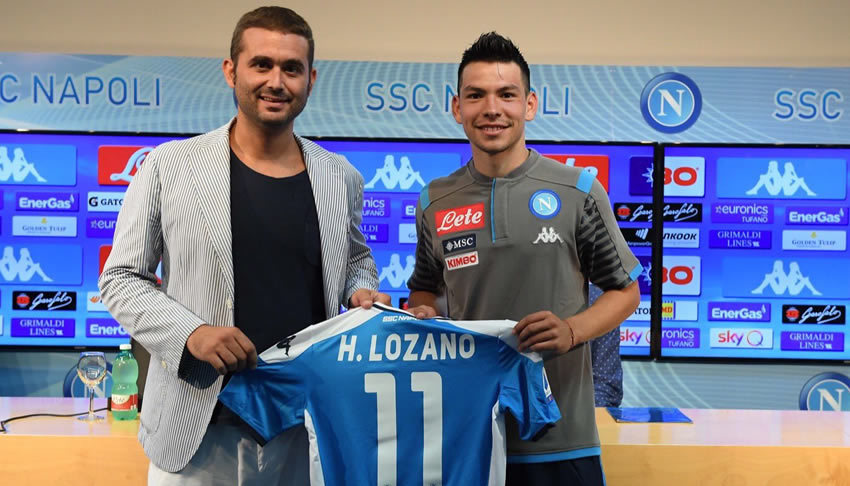 El Chucky Lozano presumiendo la playera 11 con el Napoli. Foto: @sscnapoliES