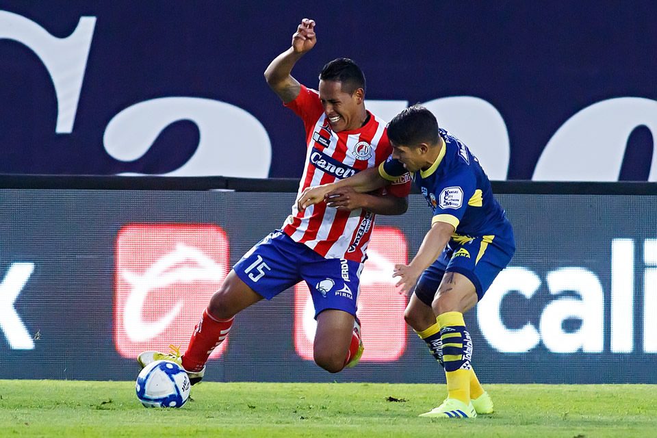 El balón se peleó con todo en el Lastras (FOTO: Imago7)