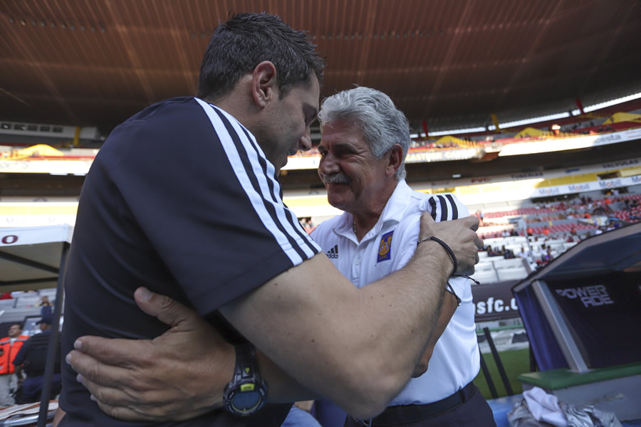 Leandro Cufre y y Ricardo Ferreti en el clásico abrazo antes de empezar el encuentro.