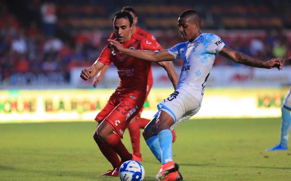 Leobardo López disputa el balón, durante el juego de la jornada 7 del torneo Apertura 2019.
