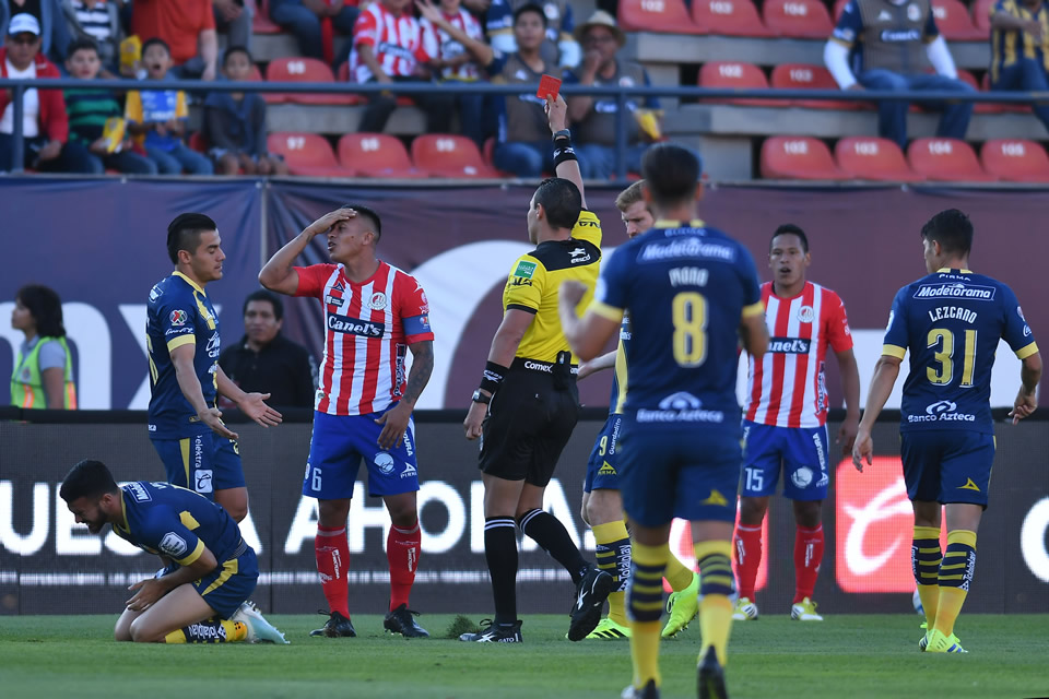 Noe se va al minuto a las regaderas (FOTO: Mexsport)