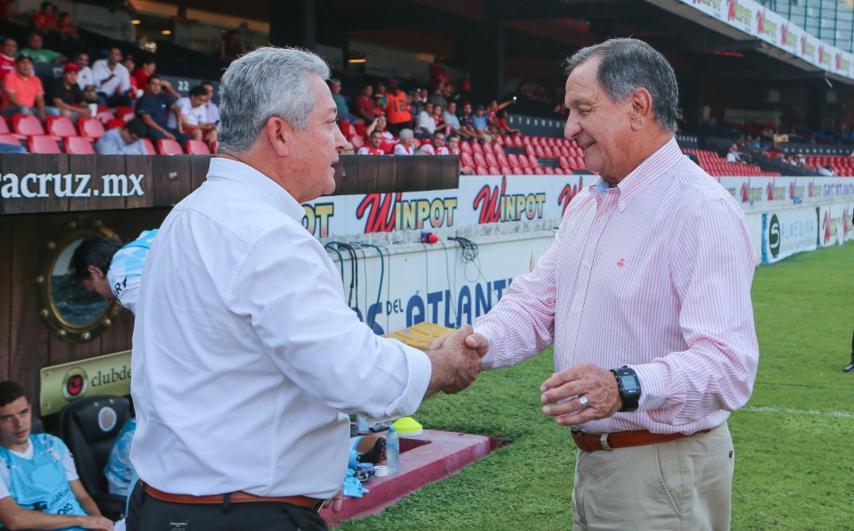 Víctor Manuel Vucetich y Enrique Meza, durante el juego de la jornada 7 del torneo Apertura 2019. (Foto: Imago7)